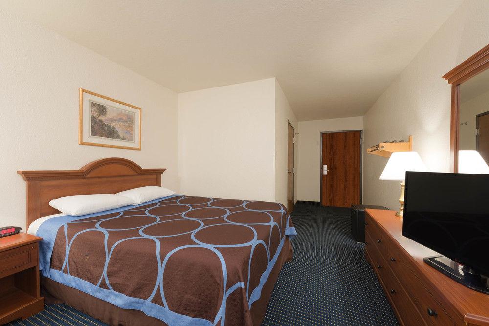 Super 8 By Wyndham Greenfield Extérieur photo
